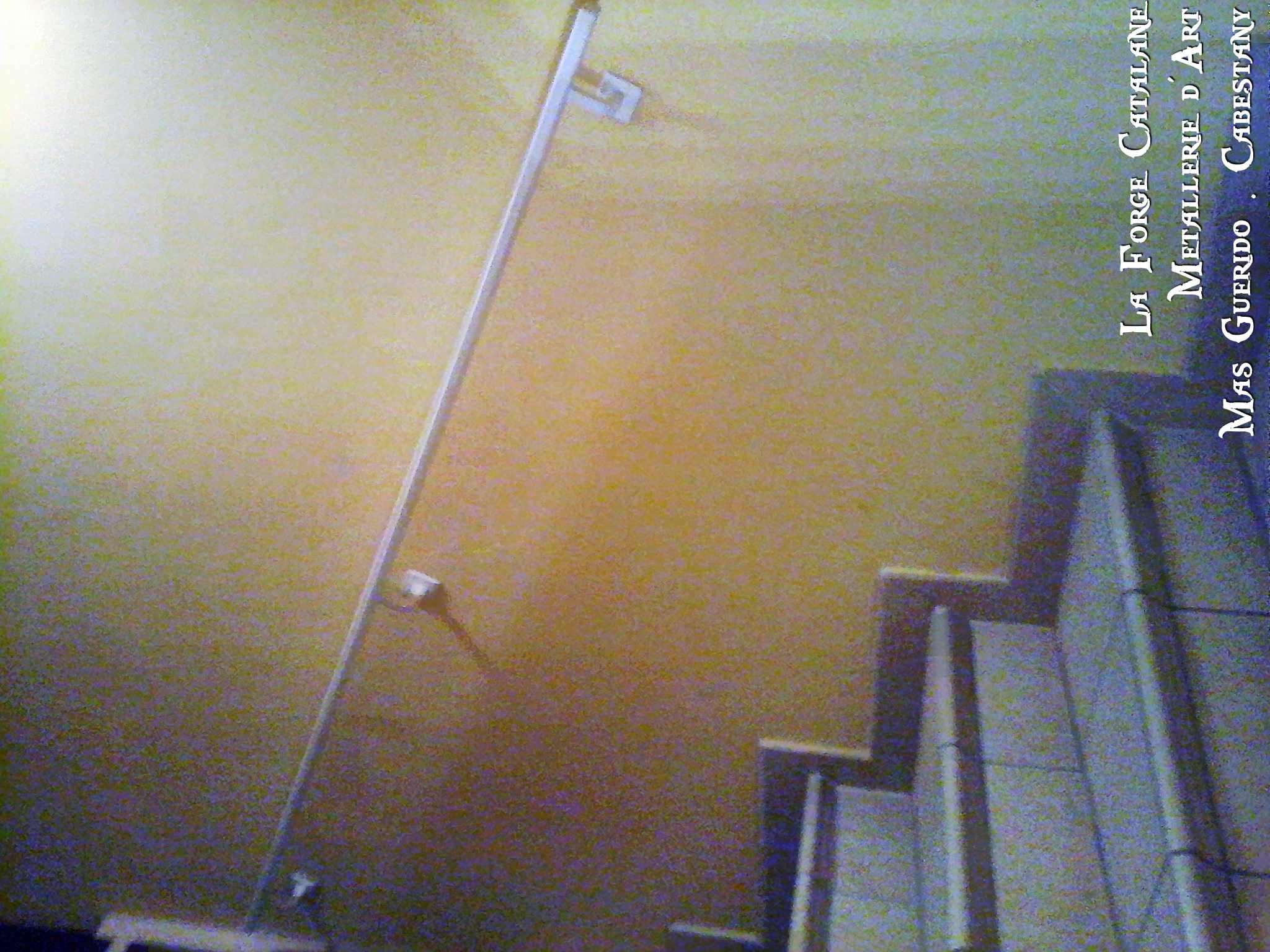 main courante tube rectangulaire sans crosses thermolaquage blanc forge catalane 2.jpg